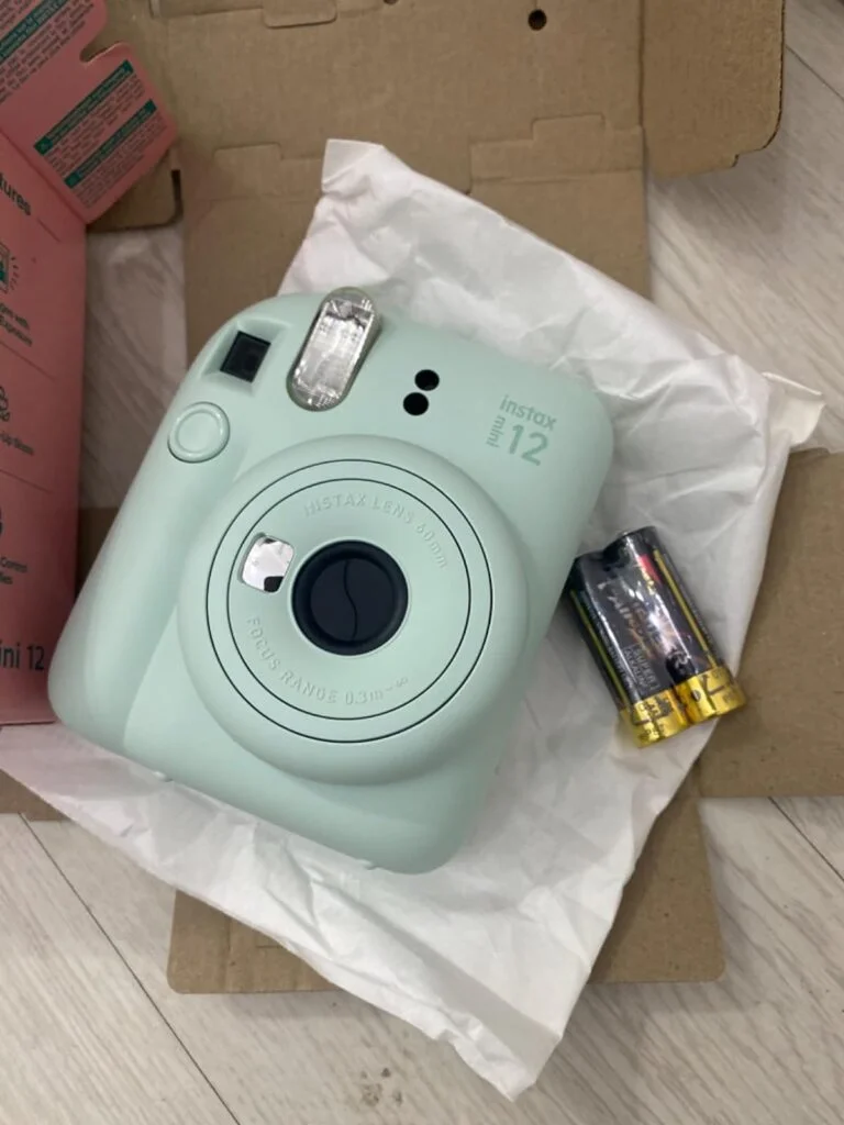 camara Instax mini 12 con pilas