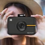 KODAK Step Touch | Camara digital de 13 MP e impresora instantanea con pantalla de 3,5", video de alta definición, zoom optico de 10x, suite de edicion, Bluetooth y tinta cero ZINK.