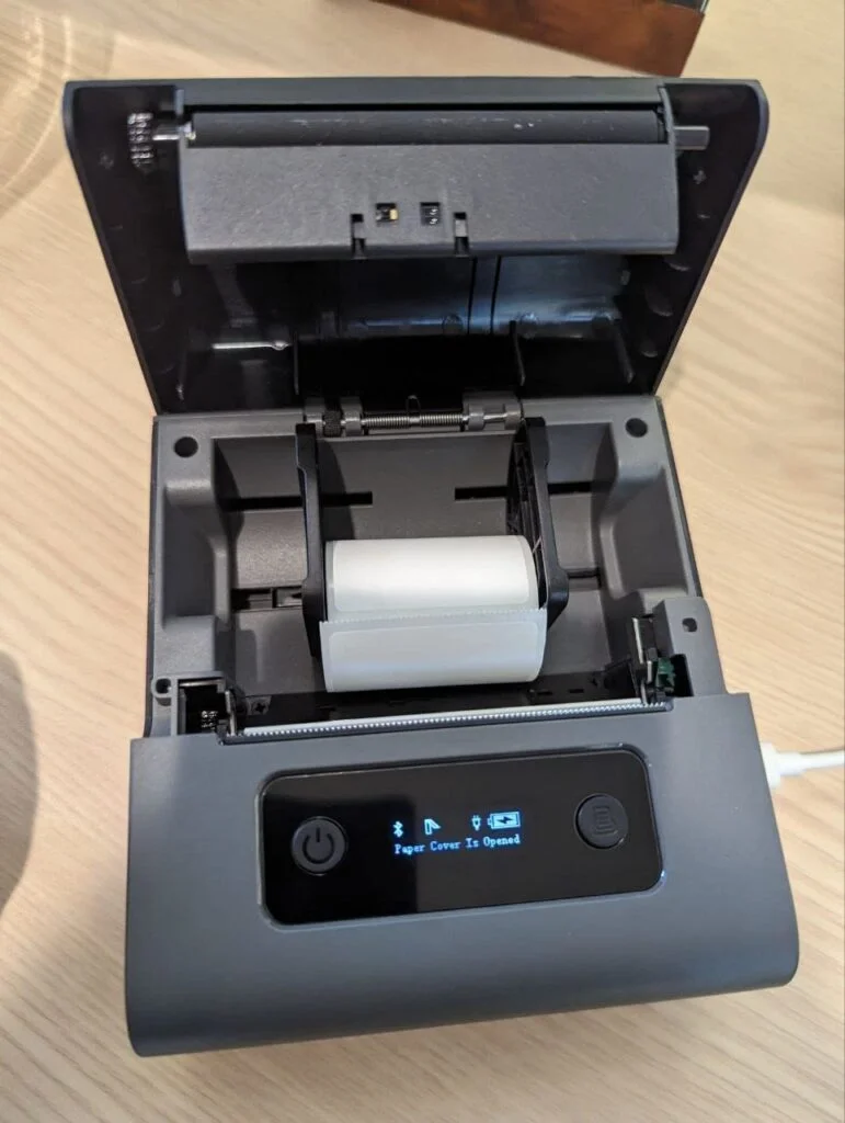Como colocar el rollo de papel en la impresora Phomemo M221