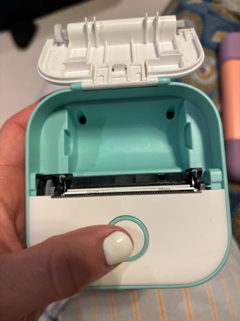 Insertar rollo de papel de la Phomemo T02