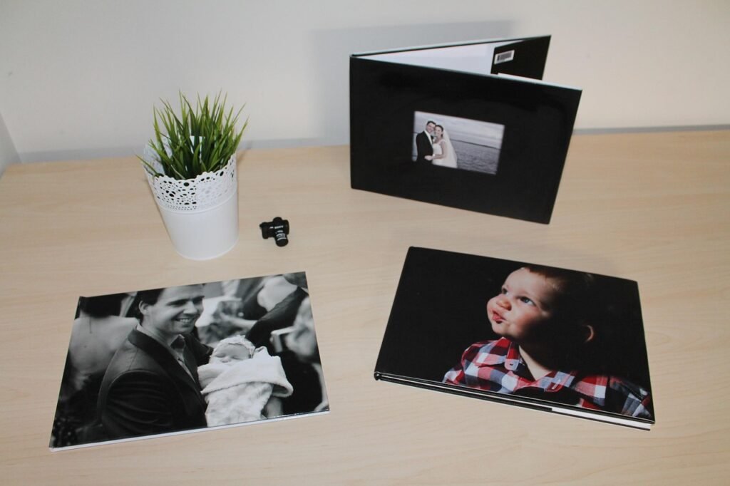 Álbum de viaje decorado con fotos impresas desde móvil usando impresora fotográfica portátil