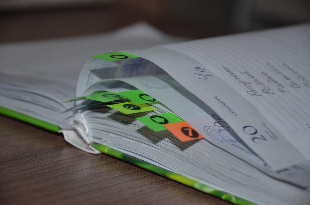 Etiquetas personalizadas impresas con mini impresora portátil para organizar frascos y objetos